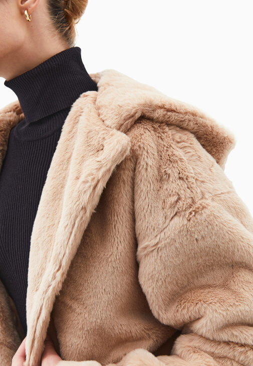 Kapüşonlu Kürk ve Kargo Pantolon Kombini