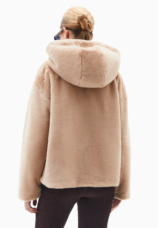 Kapüşonlu Kürk ve Kargo Pantolon Kombini