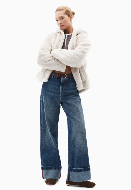 Kapüşonlu Kürk ve Denim Pantolon Kombini