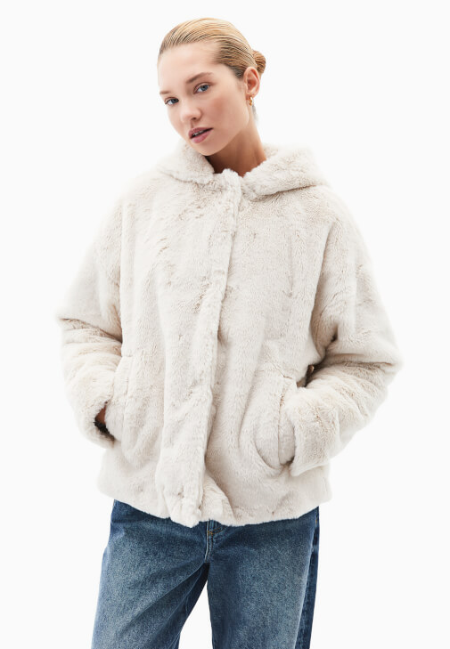 Kapüşonlu Kürk ve Denim Pantolon Kombini