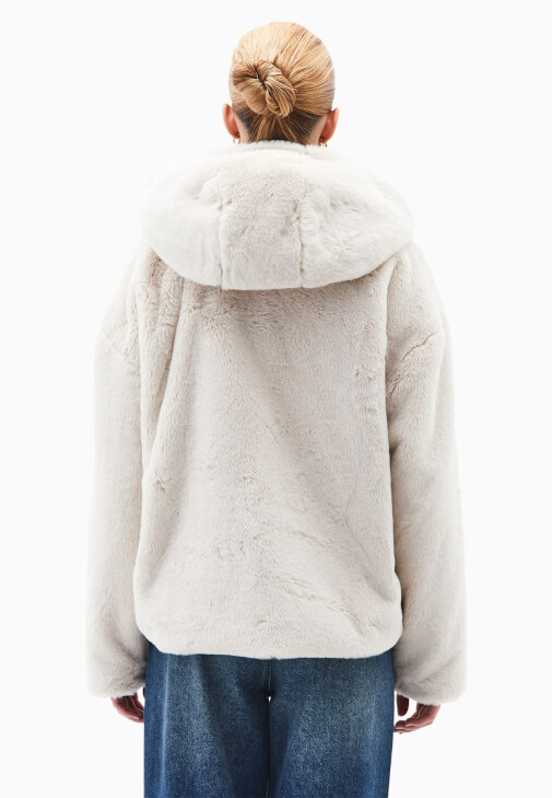 Kapüşonlu Kürk ve Denim Pantolon Kombini