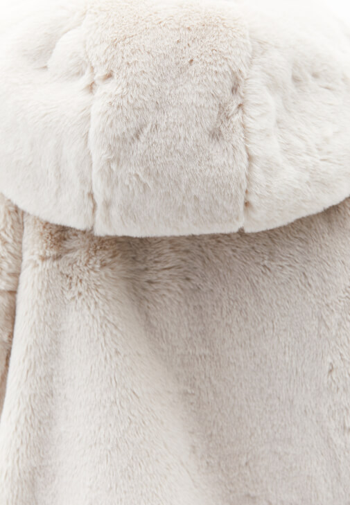 Kapüşonlu Kürk ve Denim Pantolon Kombini