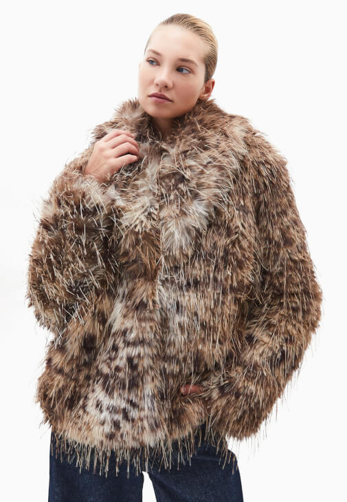 Vegan Kürk ve Barrel-Fit Pantolon Kombini