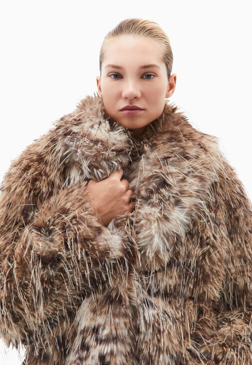 Vegan Kürk ve Barrel-Fit Pantolon Kombini