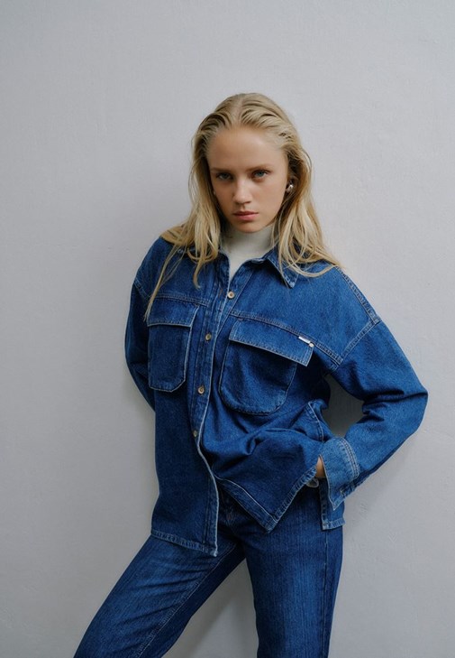 Denim Gömlek ve Rugan Etek Kombini