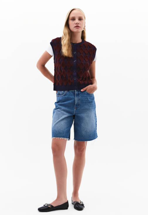 Jakarlı Yelek ve Bermuda Şort Kombini
