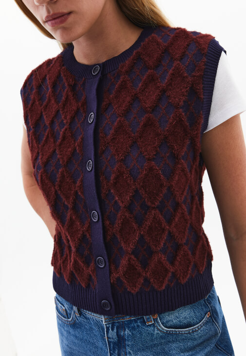 Jakarlı Yelek ve Bermuda Şort Kombini