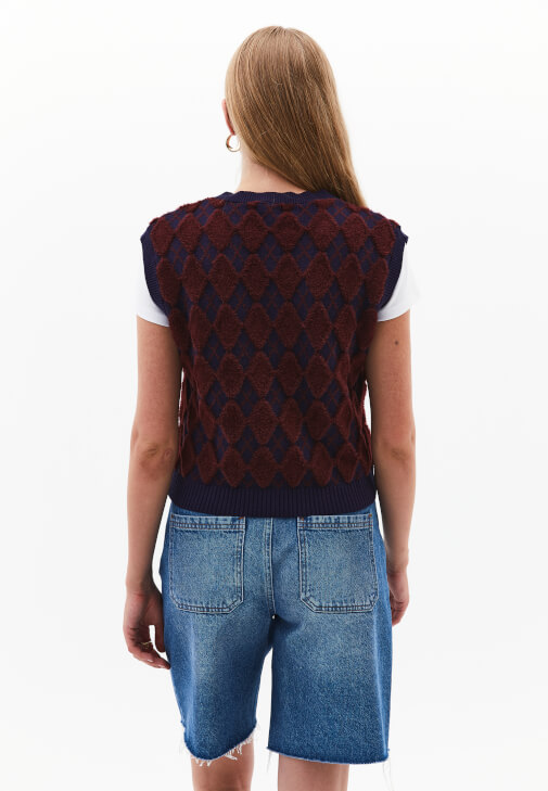 Jakarlı Yelek ve Bermuda Şort Kombini