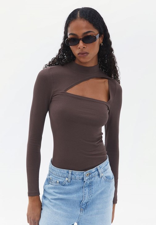 Yaka Detaylıı Tişört ve Straight-Fit Pantolon Kombini