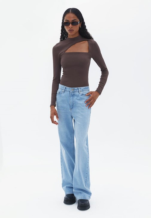 Yaka Detaylıı Tişört ve Straight-Fit Pantolon Kombini
