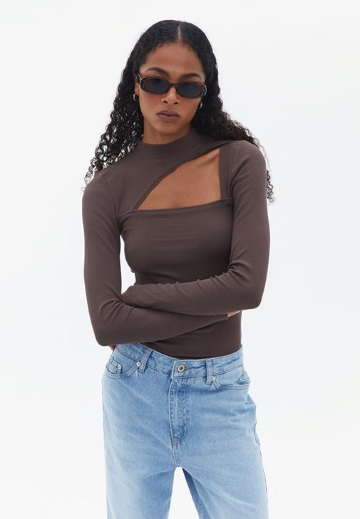 Yaka Detaylıı Tişört ve Straight-Fit Pantolon Kombini