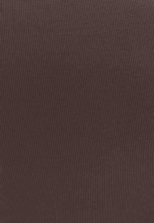 Yaka Detaylıı Tişört ve Straight-Fit Pantolon Kombini