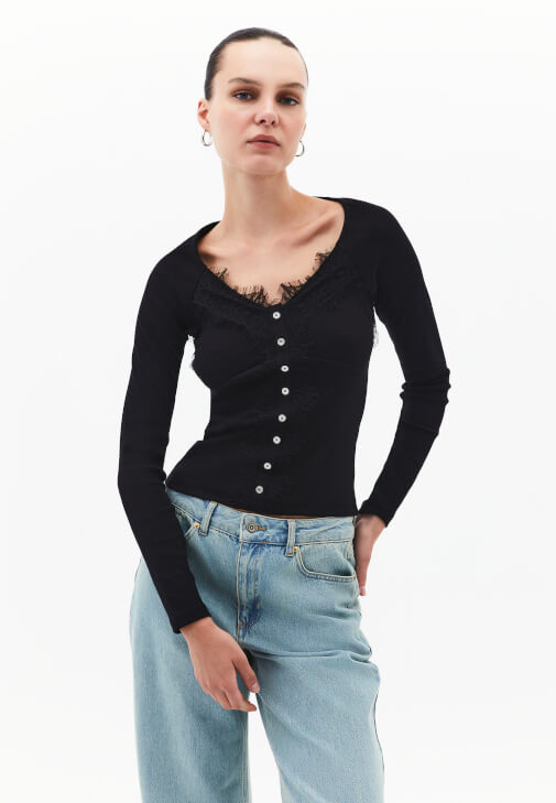 Dantelli Tişört ve Bol Paça Pantolon Kombini