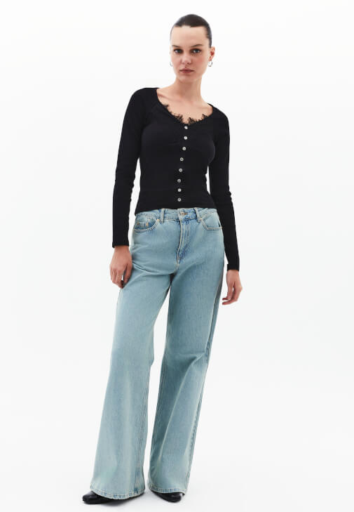 Dantelli Tişört ve Bol Paça Pantolon Kombini