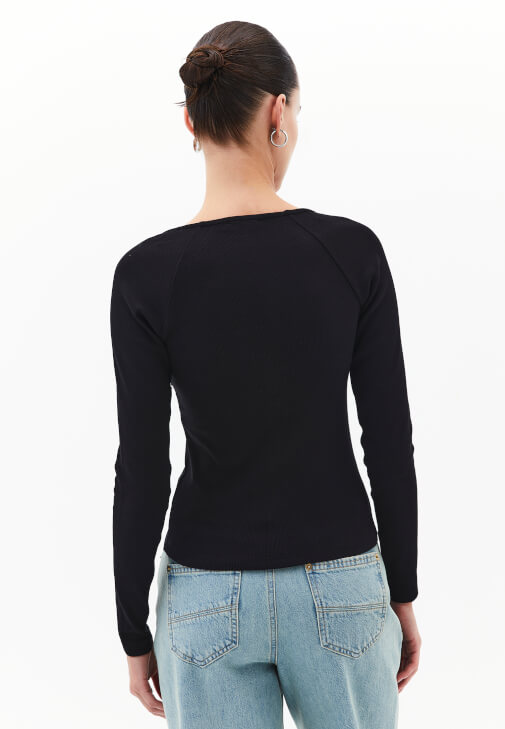 Dantelli Tişört ve Bol Paça Pantolon Kombini