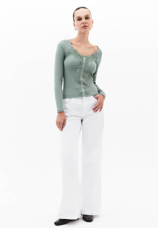 Dantelli Tişört ve Yüksek Bel Pantolon Kombini