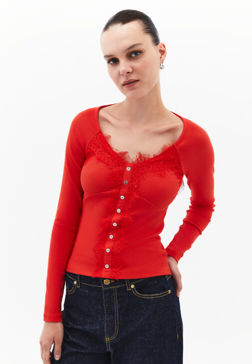 Kırmızı Dantel Detaylı Tişört