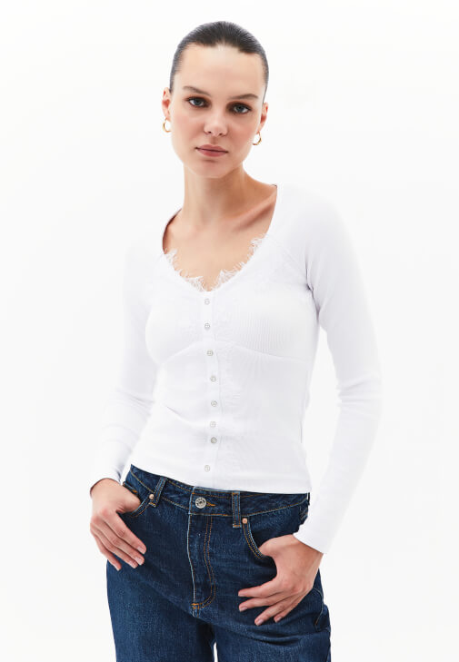 Beyaz Dantel Detaylı Tişört