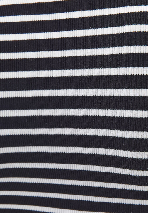 Çizgili Tişört ve Barrel-Fit Pantolon Kombini