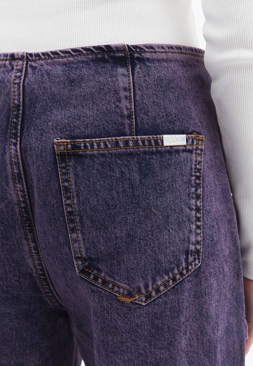 Orta Bel Kargo Pantolon ve Çıtçıtlı Tişört Kombini