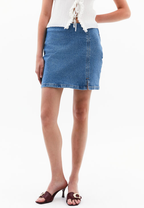 Denim Etek ve Fırfırlı Bluz Kombini