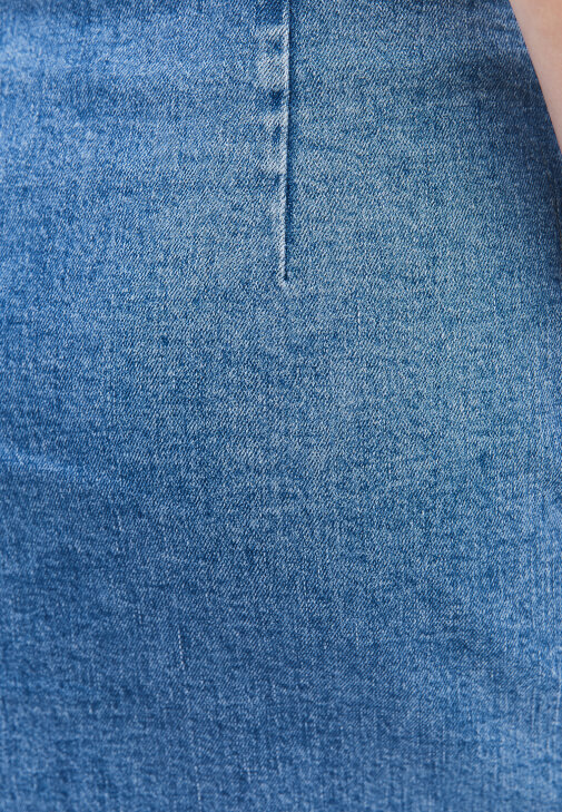 Denim Etek ve Fırfırlı Bluz Kombini