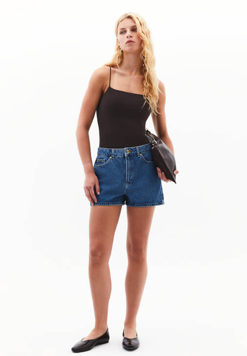 Modal Atlet ve Denim Şort Kombini