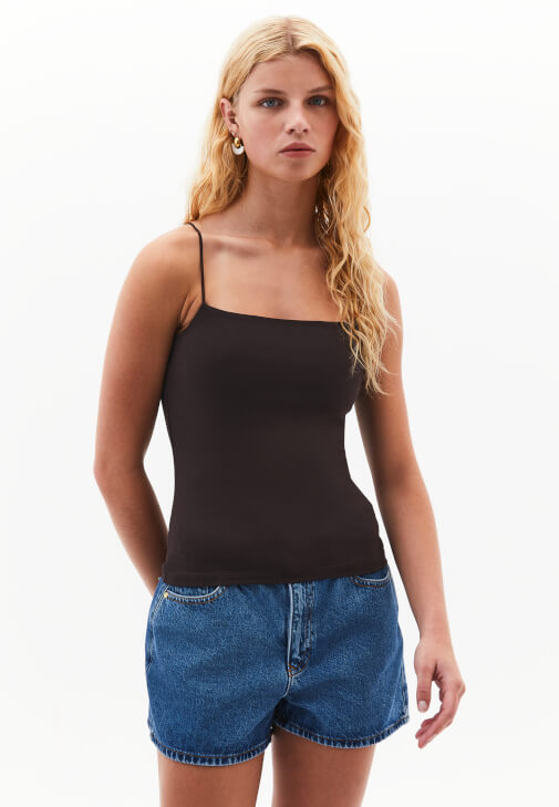 Modal Atlet ve Denim Şort Kombini