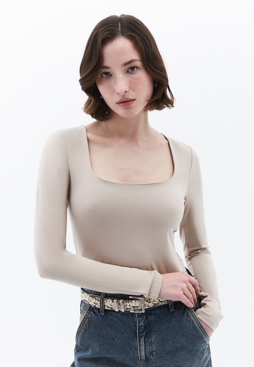 Bej Modal Kare Yaka Tişört