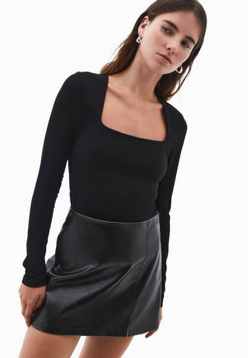 Siyah Modal Kare Yaka Tişört