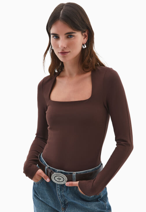 Kahverengi Modal Kare Yaka Tişört