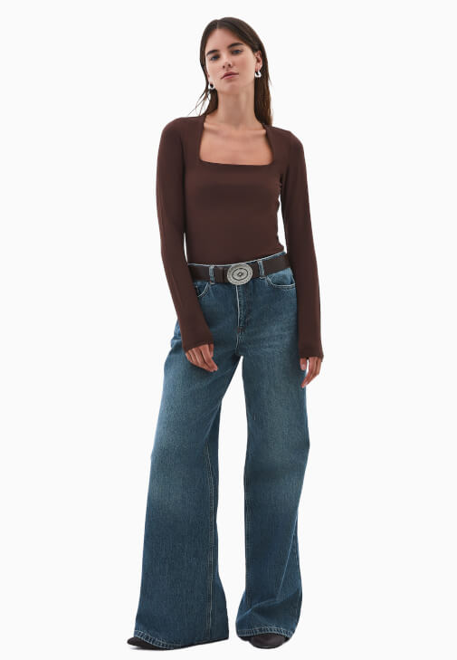 Modal Tişört ve Denim Pantolon Kombini