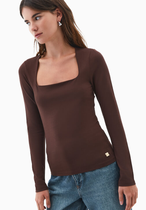 Modal Tişört ve Denim Pantolon Kombini