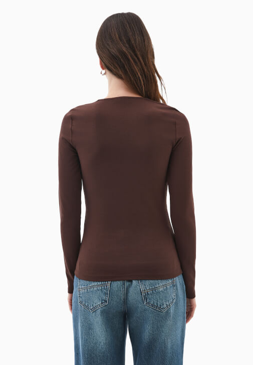 Modal Tişört ve Denim Pantolon Kombini