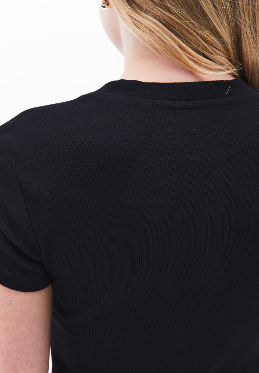 Düğmeli Tişört ve Kargo Pantolon Kombini