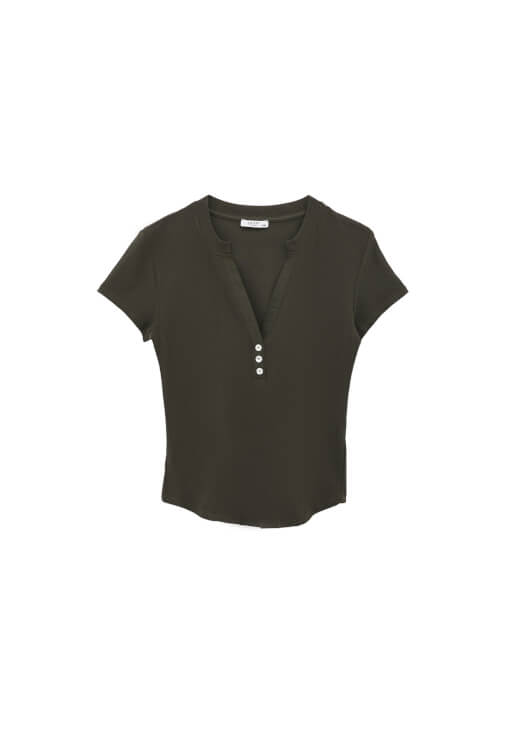 Düğmeli Tişört ve Orta Bel Pantolon Kombini