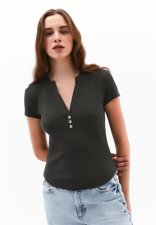 Haki Modal Düğme Detaylı Tişört