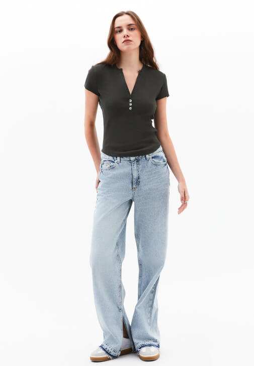 Düğmeli Tişört ve Orta Bel Pantolon Kombini