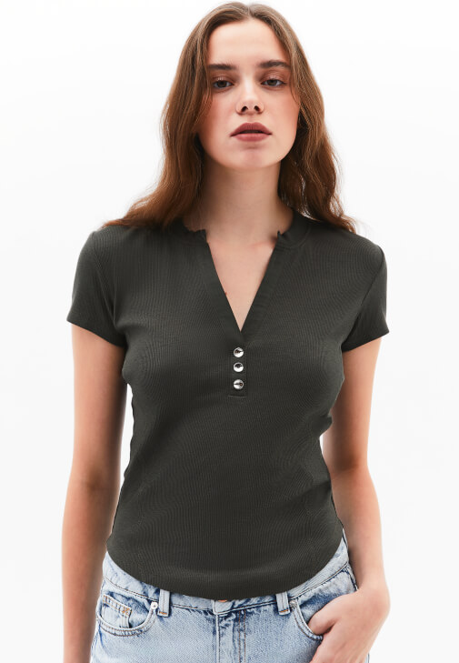 Düğmeli Tişört ve Orta Bel Pantolon Kombini