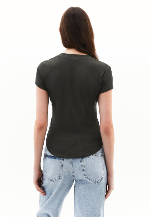 Düğmeli Tişört ve Orta Bel Pantolon Kombini