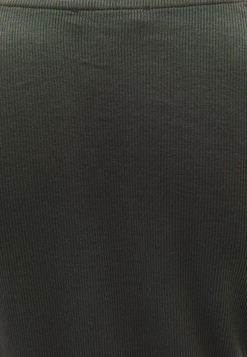 Düğmeli Tişört ve Orta Bel Pantolon Kombini