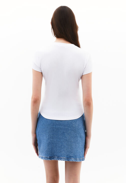 Düğmeli Tişört ve Etek Kombini
