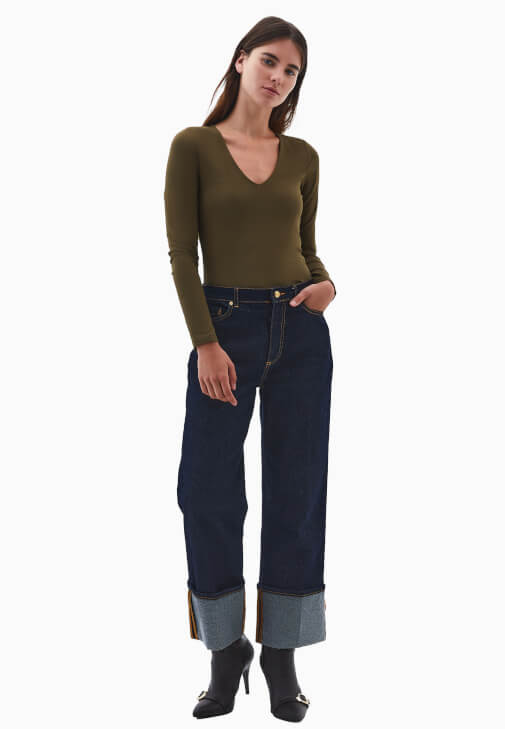 Modal Tişört ve Straight-Fit Denim Kombini 