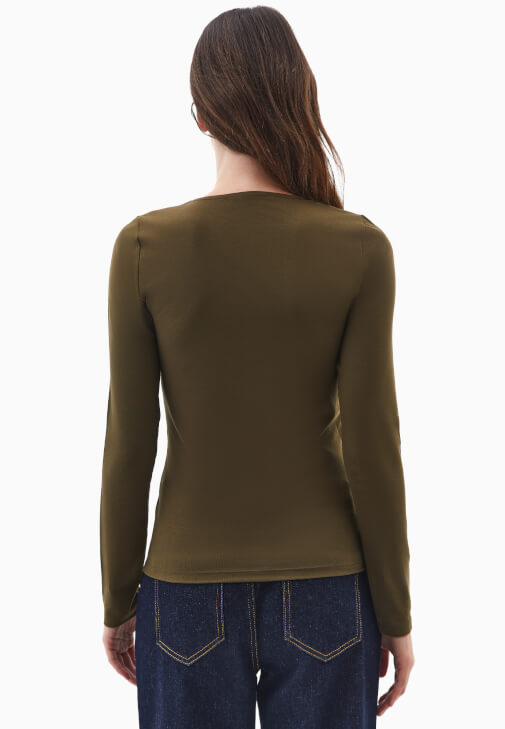 Modal Tişört ve Straight-Fit Denim Kombini 