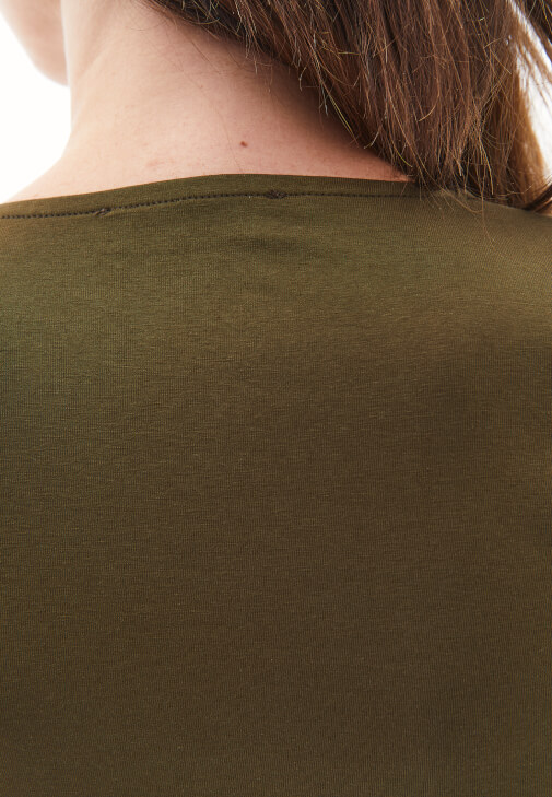 Modal Tişört ve Straight-Fit Denim Kombini 