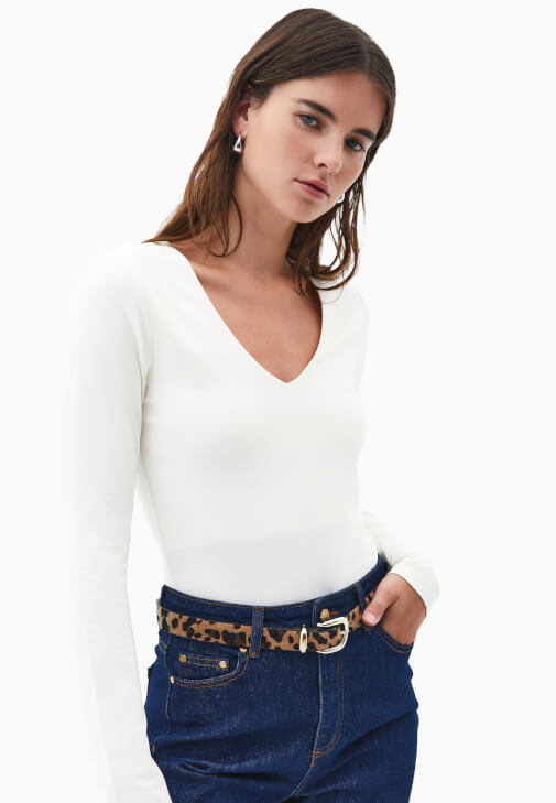 V Yaka Tişört ve Flare Denim Kombini