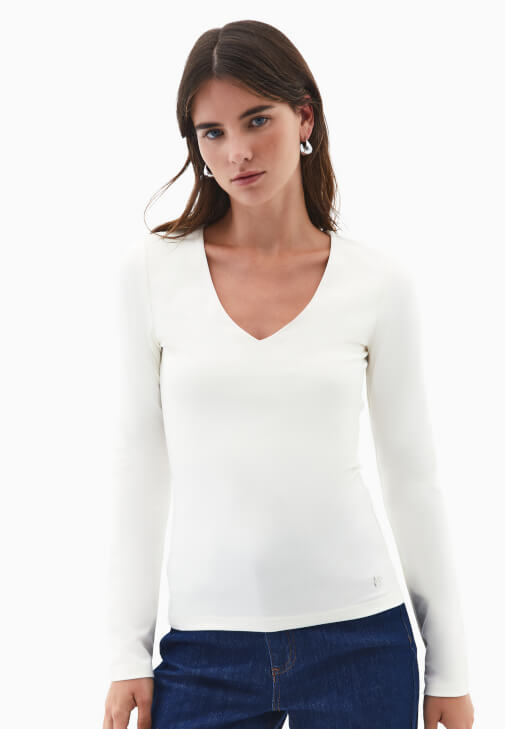 V Yaka Tişört ve Flare Denim Kombini