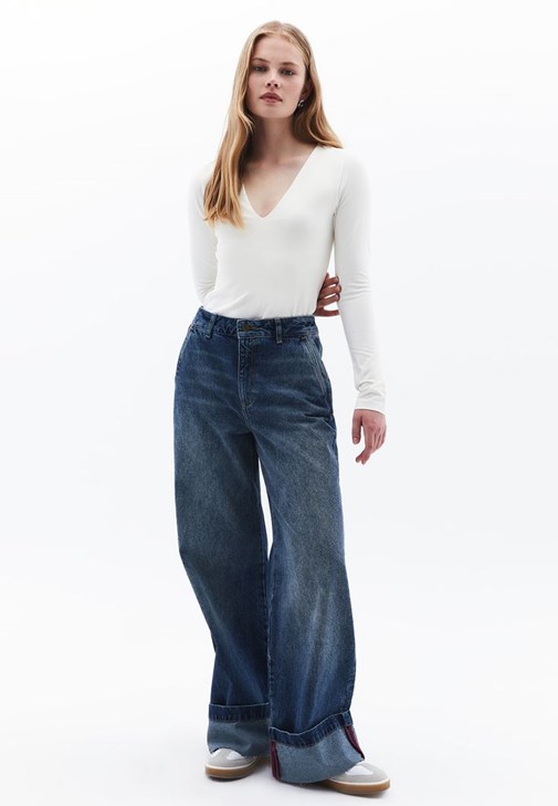 Düğmeli Hırka ve Bol Paça Pantolon Kombini