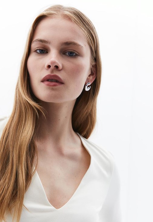 Düğmeli Hırka ve Bol Paça Pantolon Kombini