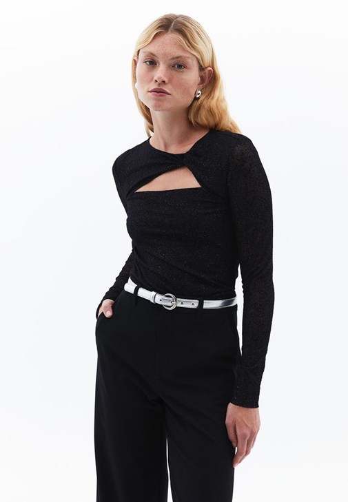 Siyah Burgu Detaylı Uzun Kollu Tişört